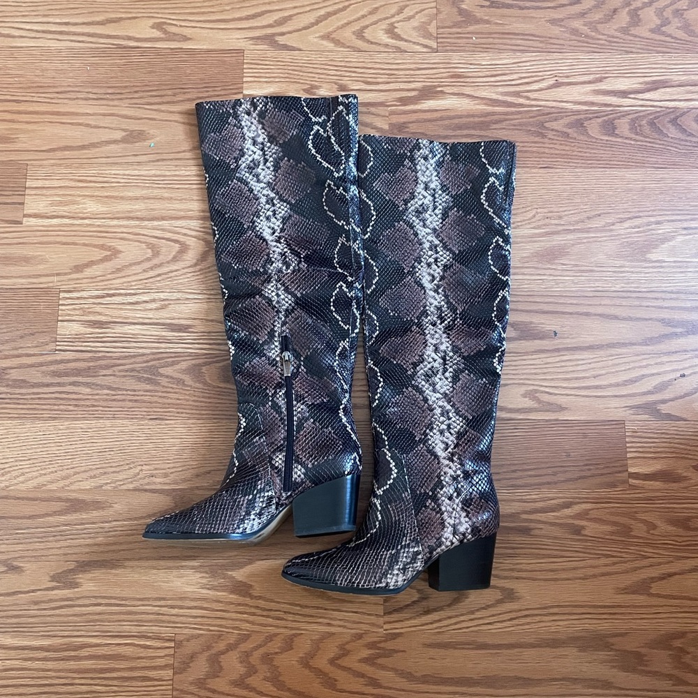 Vince Camuto knee high snake skin boots size 6. Good condition